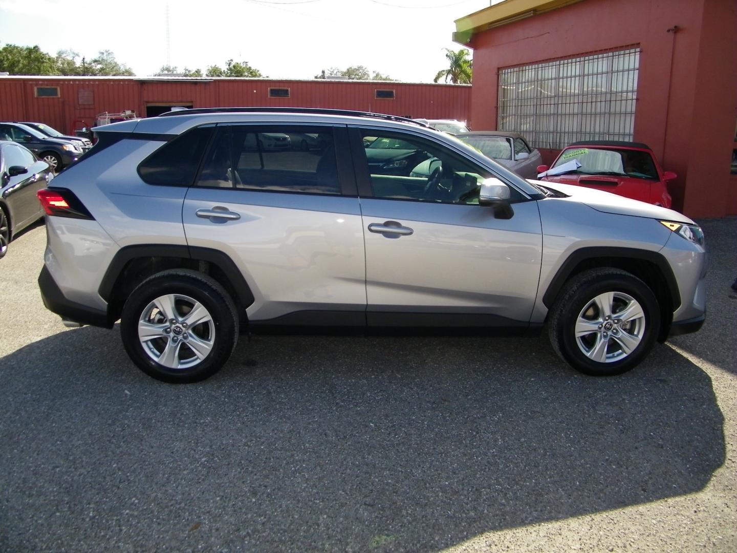 2019 Silver /Tan Toyota RAV4 XLE (JTMW1RFV2KD) with an 2.5L L4 DOHC 16V engine, 8A transmission, located at 4000 Bee Ridge Road, Sarasota, FL, 34233, (941) 926-0300, 27.298664, -82.489151 - Photo#6